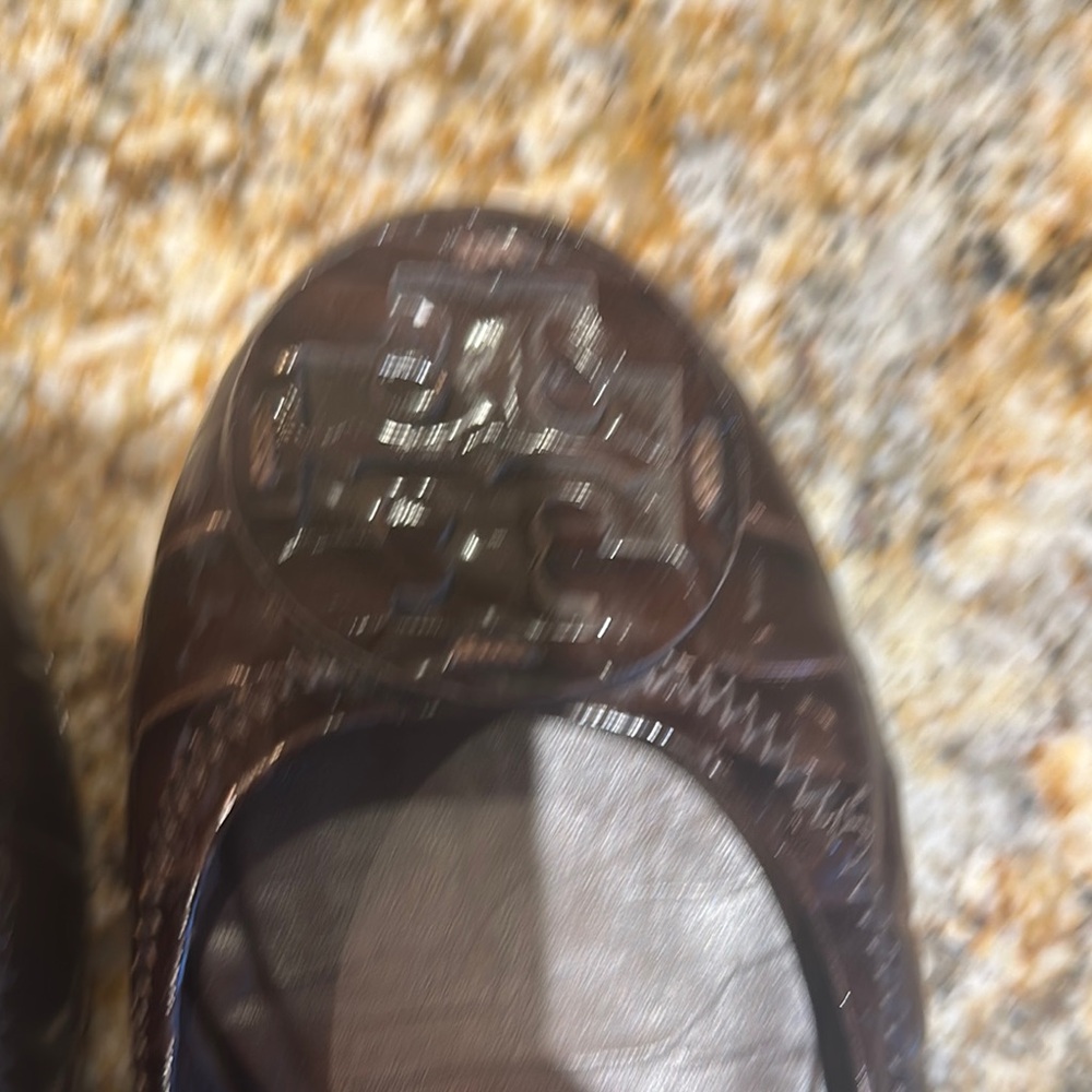 Tory Burch Brown Leather Flats with Classic Detailing - Picture 2 of 10